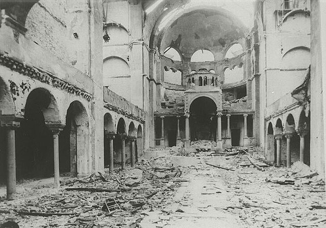 Zniszczona synagoga Fasanenstrasse w Berlinie. Źródło: Wikipedia, domena publiczna.