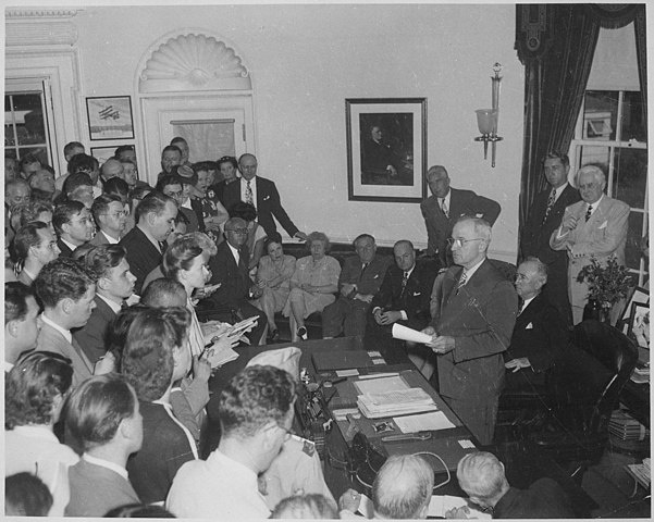 Prezydent USA Harry Truman wygłasza oświadczenie i przewiduje kapitulację Japonii po zrzuceniu bomby atomowej na Hiroszimę (Wikipedia/NARA, domena publiczna).