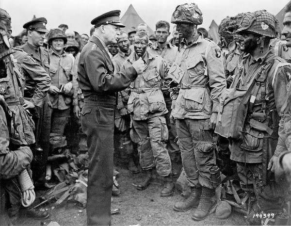 Dwight David Eisenhower z amerykańskimi żołnierzami. Zdjęcie za: Wikipedia/domena publiczna oraz Biblioteka Kongresu USA.