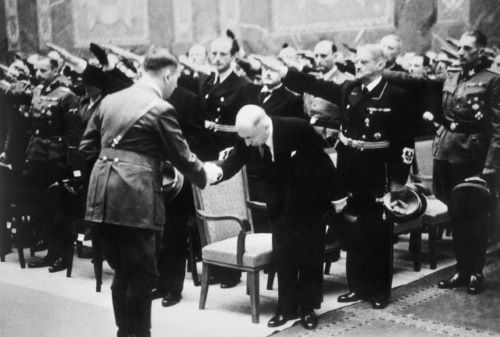 Emil Hacha wita Adolfa Hitlera na pogrzebie Heydricha w 1942 roku. Zdjęcie za: Wikipedia/domena publiczna.