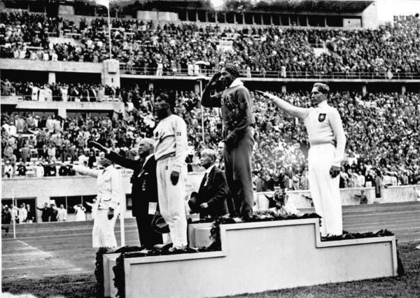 Jesse Owens podczas dekoracji w Berlinie w 1936 roku. Zdjęcie za: Wikipedia/Bundesarchiv Bild 183-G00630.