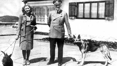 Hitler, Eva Braun i pies Blondi. Zdjęcie za: Wikipedia/Bundesarchiv B 145 Bild-F051673-0059.