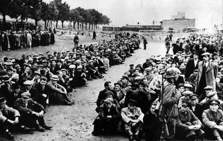 Polacy aresztowani w Gdyni w 1939 roku. Zdjęcie za: Wikipedia, domena publiczna.