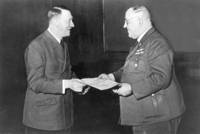 Hitler i Morell. Zdjęcie za: Wydawnictwo AGORA/Agencja BEW/książka "Wojna lekarzy Hitlera".