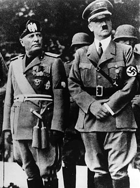 Benito Mussolini i Adolf Hitler w 1937 roku. Coraz bliższa współpraca obu dyktatorów oraz uzależnianie się Mussoliniego od decyzji Hitlera budziły sprzeciw wielu faszystów włoskich. Nie chcieli oni, aby Włochy stały się marionetką Trzeciej Rzeszy. Źródło zdjęcia: Wikipedia, domena publiczna. 