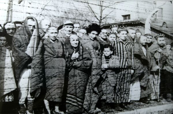 Wyzwolenie Auschwitz w styczniu 1945 roku - więźniowie. Zdjęcie za: Wikipedia/domena publiczna.