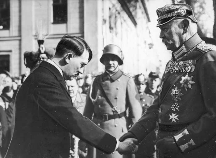 Hitler witający się z prezydentem Paulem von Hindenburgiem. Na fotografii uchwycono szacunek, który przywódca nazistów okazał Hindenburgowi (NAC).