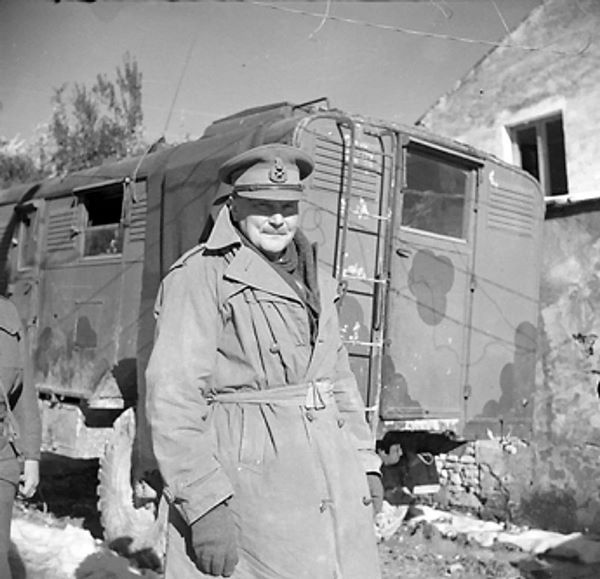 Bernard Freyberg na froncie włoskim w 1944 roku. Zdjęcie za: Wikipedia/domena publiczna/Imperial War Museum.