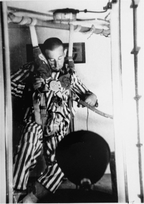 Eksperymenty w Dachau - ofiara tracąca przytomność podczas eksperymentu z ciśnieniem. Źródło zdjęcia: Wikipedia, domena publiczna.