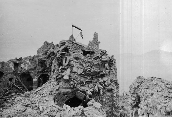 Zniszczony klasztor na Monte Cassino w 1944 roku. Zdjęcie za: NAC.