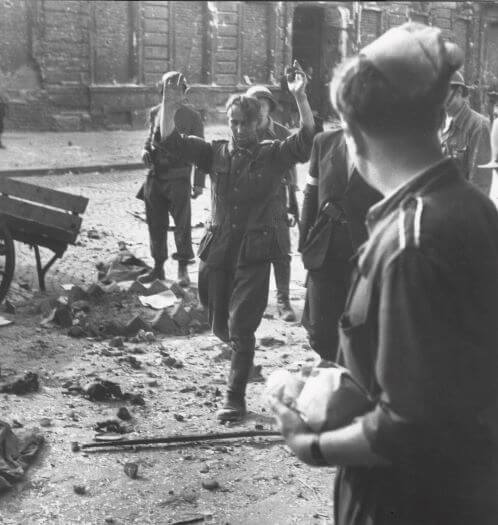 Jeniec niemiecki wzięty do niewoli po zdobyciu budynku PAST-y w Warszawie dnia 20 sierpnia 1944 roku. Eugeniusz Lokajski/Wikimedia, domena publiczna.