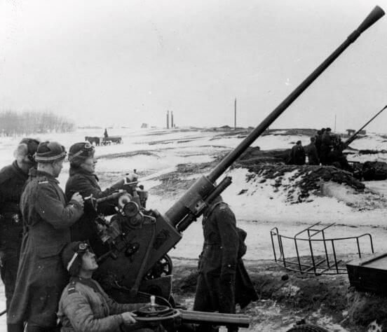 Obsługiwane przez żołnierzy Armii Andersa radzieckie 37 mm armaty przeciwlotnicze wz. 1939 (61-K). ZSRR, lata 1941-42. Źródło: NAC.