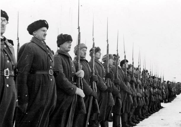 żołnierze Armii Andersa podczas defilady w ZSRR w latach 1941-1942. Są uzbrojeni w karabiny Mosin z bagnetami. Źródło: NAC.