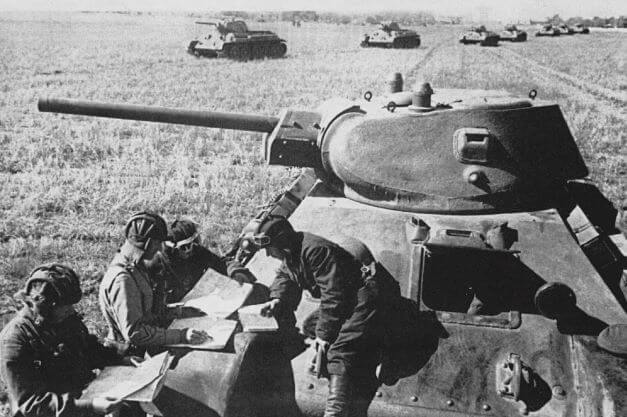 radzieccy pancerniacy podczas ćwiczeń z czołgami T-34 na froncie wschodnim w 1942 roku. Wikimedia, domena publiczna.