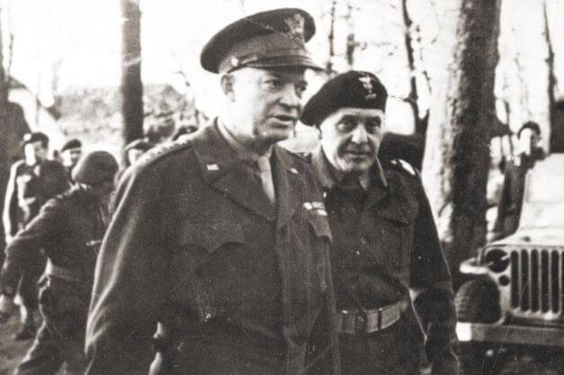 Gen. Dwight D. Eisenhower wraz z gen. Stanisławem Maczkiem w 1944 roku. Wikimedia, CAW, domena publiczna.