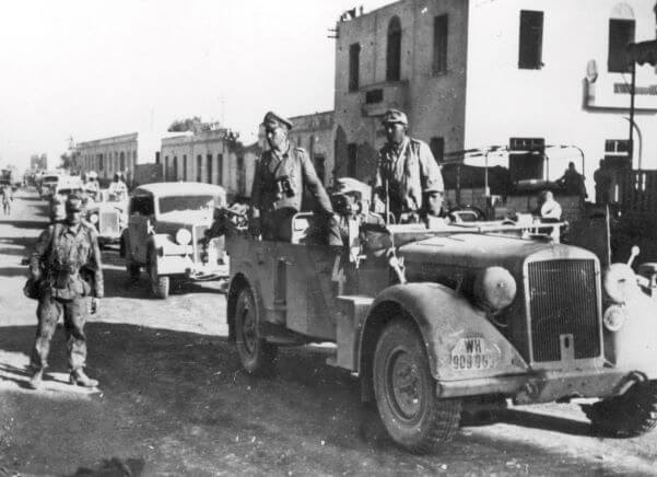 Feldmarszałek Erwin Rommel – w samochodzie Horch Kfz.15. – wjeżdża do zdobytego Tobruku. Początek lipca 1942 roku. Zdobycie Tobruku 21 czerwca było wielkim zwycięstwem Erwina Rommla i zapewniło mu awans – już następnego dnia – do rangi feldmarszałka. Źródło: NAC.