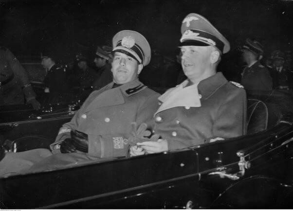 Minister spraw zagranicznych Włoch Galeazzo Ciano (z lewej) w samochodzie w towarzystwie Joachima von Ribbentropa w drodze do siedziby Ministerstwa Spraw Zagranicznych III Rzeszy 10 października 1939 roku. Mimo bliskich relacji służbowych, prywatnie Ciano gardził Ribbentropem, uważając że jest on „nie tylko idiotą, ale człowiekiem niezmiernie upartym i ignorantem”. Źródło: NAC.