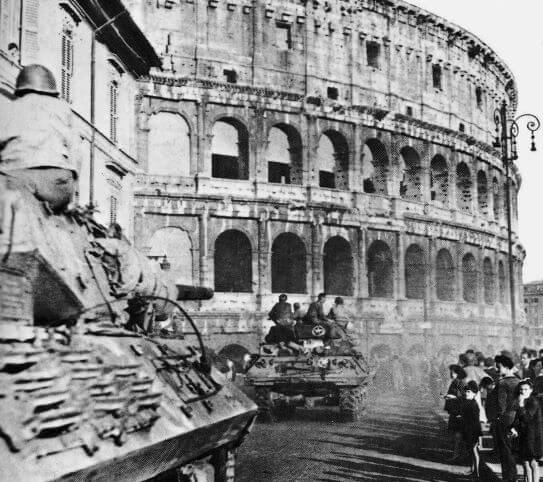 Fotografia: kolumna amerykańskich niszczycieli czołgów M10 przemieszczających się w pobliżu Koloseum w Rzymie 5 czerwca 1944 r. Wikimedia, US Army, domena publiczna.