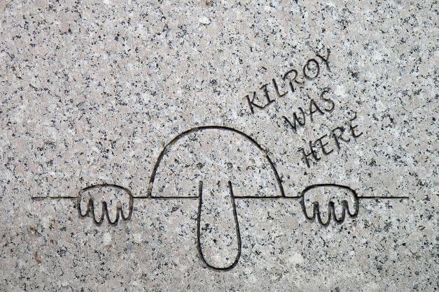 Wizerunek Kilroya w National World War II Memorial w Waszyngtonie. Wikimedia, Luis Rubio, CC-BY-SA-2.0.