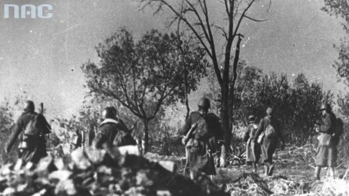 Bitwa pod Lenino była chrztem bojowym 1. Dywizji Piechoty zakończonym ogromnymi stratami. Źródło zdjęcia: NAC.