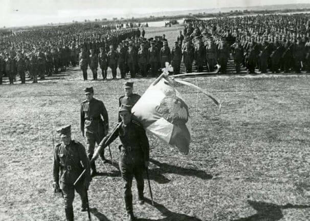 Zaprzysiężenie 1. Dywizji Piechoty w Sielcach nad Oką, 15 lipca 1943 roku. Źródło zdjęcia: Historia mniej znana i zapomniana.