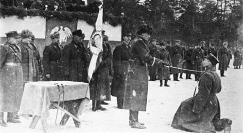 Zygmunt Berling dokonuje pasowania jednego z żołnierzy na oficera. Źródło zdjęcia: Polskie Radio.