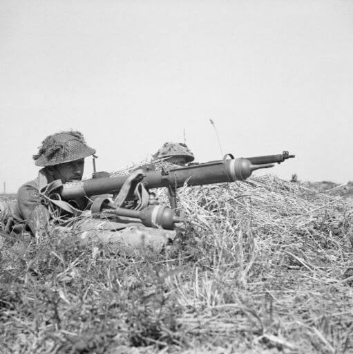 Brytyjski żołnierz przygotowuje się do strzału z PIAT-a. Normandia, 9 sierpnia 1944 roku. Wikimedia, IWM, domena publiczna.