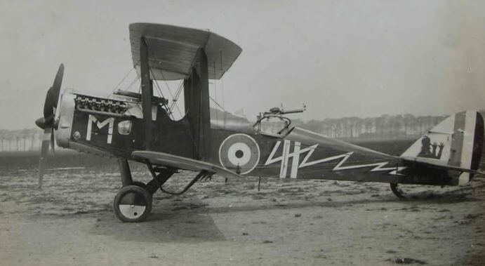 Samolot wielozadaniowy Airco DH.4 „M” z 202 Dywizjonu RAF. Zwraca uwagę ciekawe godło osobiste wymalowane na stateczniku pionowym. Samolot tego typu 29 października 1918 r. padł łupem Stanisława Rozmiarka. Źródło: zbiory autora.