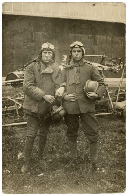 Jan Wullert (na zdjęciu pierwszy z lewej), podczas służby w lotnictwie niemieckim w okresie I Wojny Światowej. Zdjęcie wykonano w październiku 1918 r., w Liegnitz (Legnicy). Źródło: Wielkopolskie Muzeum Wojskowe, domena publiczna.