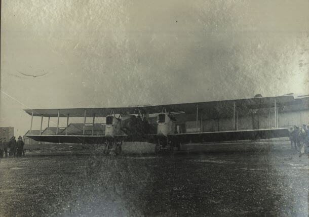 Jeden ze zdobytych przez powstańców samolotów Gotha G.IV. Maszyna na zdjęciu została oblatana przez Ludomiła Rayskiego – zdjęcie wykonano zapewne w 1920 r. Źródło: polona.pl, domena publiczna.