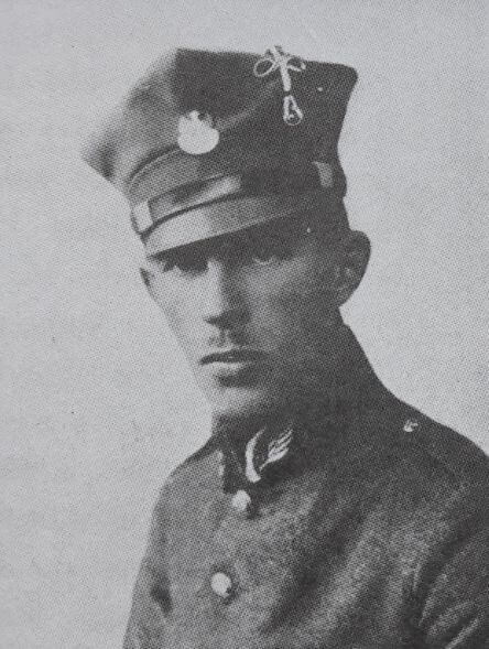 Wiktor Pniewski, w mundurze podporucznika. Zdjęcie z 1920 r. Źródło: M. Romeyko, Ku czci poległych lotników.