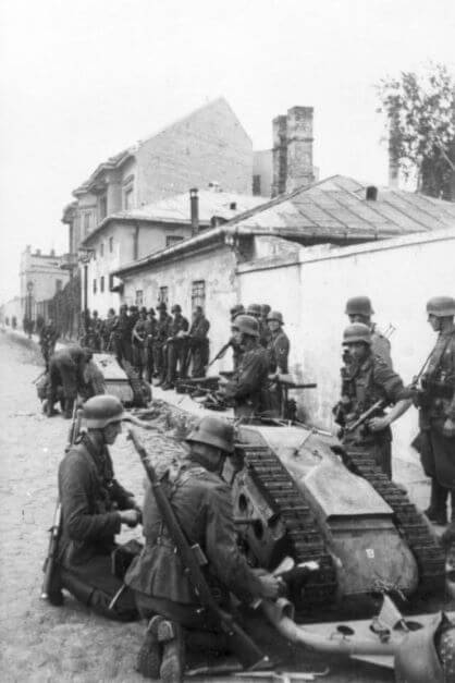 Niemiecki oddział szturmowy na ulicy Piaskowej na Woli w Warszawie przygotowuje Goliaty do ataku. Zdjęcie pochodzi najpewniej z 11 sierpnia 1944 roku, kiedy to Niemcy użyli min samobieżnych do ataku na powstańców z Batalionu „Pięść”. Wikimedia/Bundesarchiv, CC BY-SA 3.0 de.