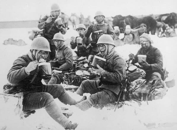 Japońscy żołnierze spożywają posiłek na śniegu podczas walk o chińskie miasto Jehol (obecnie Chengde) w marcu 1933 roku. Jehol został wówczas zdobyty przez Japończyków i do 1945 roku stanowił część marionetkowego państwa Mandżukuo. Źródło: NAC.