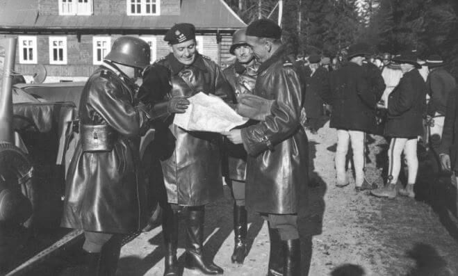 Płk Stanisław Maczek wśród oficerów 10 Brygady Kawalerii w tatrzańskim Jurgowie w listopadzie 1938 roku. Źródło: NAC.