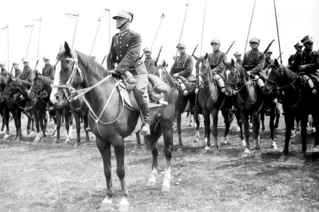 Żołnierze 10 pułku strzelców konnych podczas swojego święta w Łańcucie w kwietniu 1934 roku (NAC).