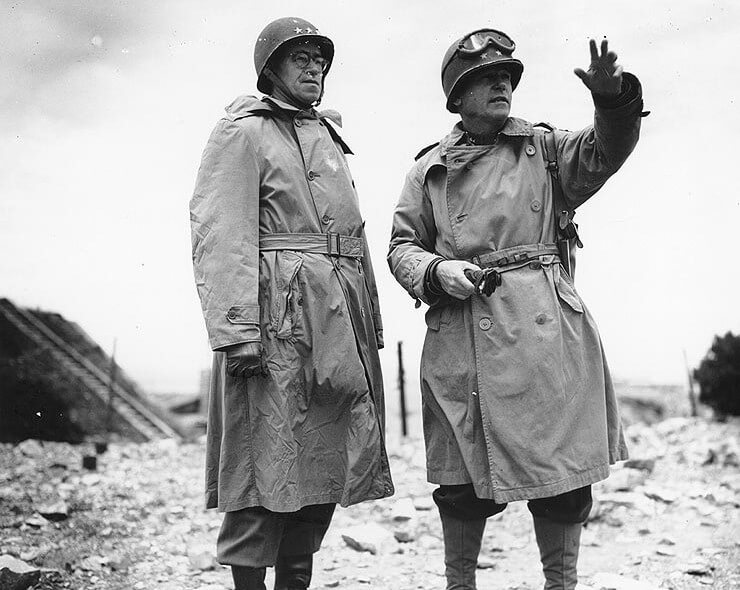 Gen. J. Lawton Collins (po prawej) opowiada gen. Omarowi Bradleyowi, jak zdobyto miasto Cherbourg. Przełom czerwca i lipca 1944 roku. Obaj ci dowódcy odegrali kluczową rolę w wyjściu aliantów z obszarów pełnych bocage. Wikimedia/US Army Signal Corps, domena publiczna.