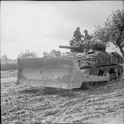 brytyjski M4 Sherman Dozer – czyli Sherman z lemieszem – w Normandii 4 lipca 1944 roku. Źródło: Wikimedia/IWM, domena publiczna.