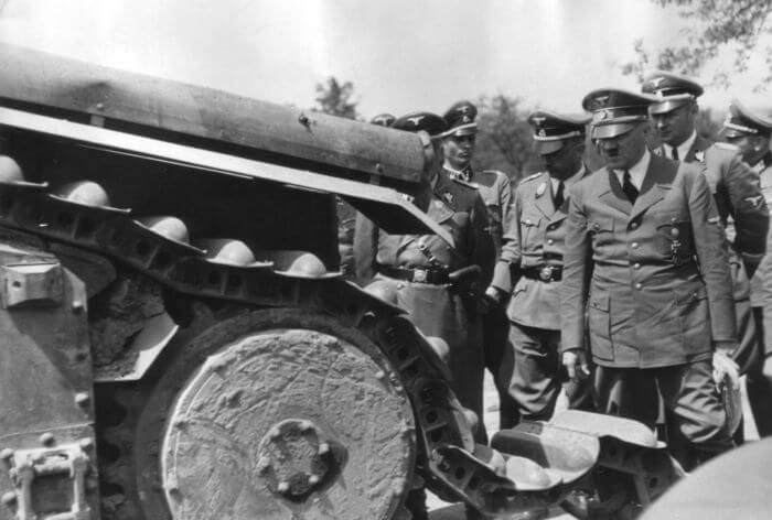 Adolf Hitler oraz Heinrich Himmler oglądają zniszczony czołg francuski Char B1. Czerwiec 1940 roku. Źródło: NAC.