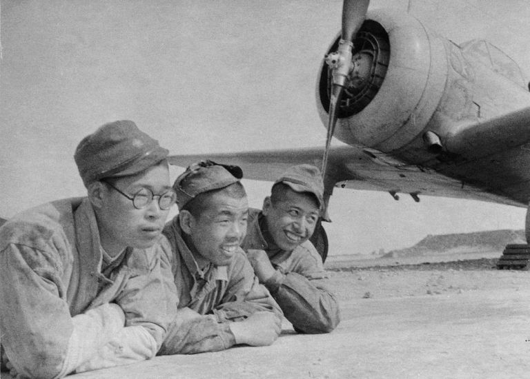 Japoński myśliwiec Nakajima Ki-27 wraz z pilotami lub obsługą naziemną w styczniu 1939 roku. Samoloty tego typu były jednym z zagrożeń, z jakim spotkał się B-25 Doolittle’a podczas rajdu na Tokio. Japończykom nie udało się jednak zająć pozycji do ataku i doścignąć amerykańskich bombowców (Wikimedia, domena publiczna).