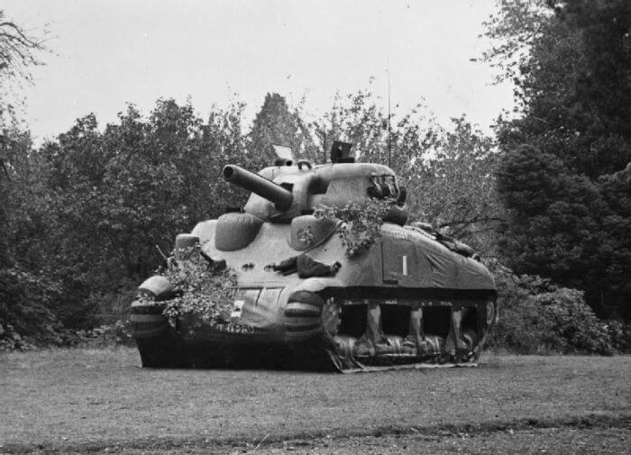 Gumowy czołg M4 Sherman, używany w ramach Operacji Fortitude w 1944 roku. Sztuczne czołgi miały wprowadzać w błąd Niemców co do lokalizacji wojsk alianckich – a co za tym idzie, miejsca w którym miały być desantowane. Źródło: Wikimedia, IWM, domena.