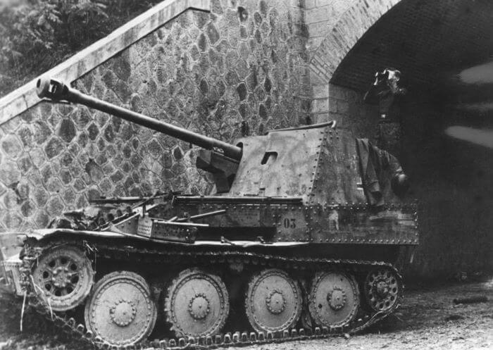 Marder III Ausf. M z działem 75 mm PaK 40 na froncie włoskim. Widoczny dowódca patrzący przez lornetkę. Grudzień 1944 roku. Niewykluczone, że widoczny w tle tunel stanowił osłonę dla Mardera, który ukrywał się w nim w razie ostrzału artylerii lub bombardowania lotniczego. Źródło: NAC.