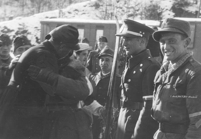 Żołnierze polscy i węgierscy witają się na granicy obu krajów, powstałej po zajęciu przez Węgry Rusi Zakarpackiej. Marzec 1939 roku. Źródło: NAC.