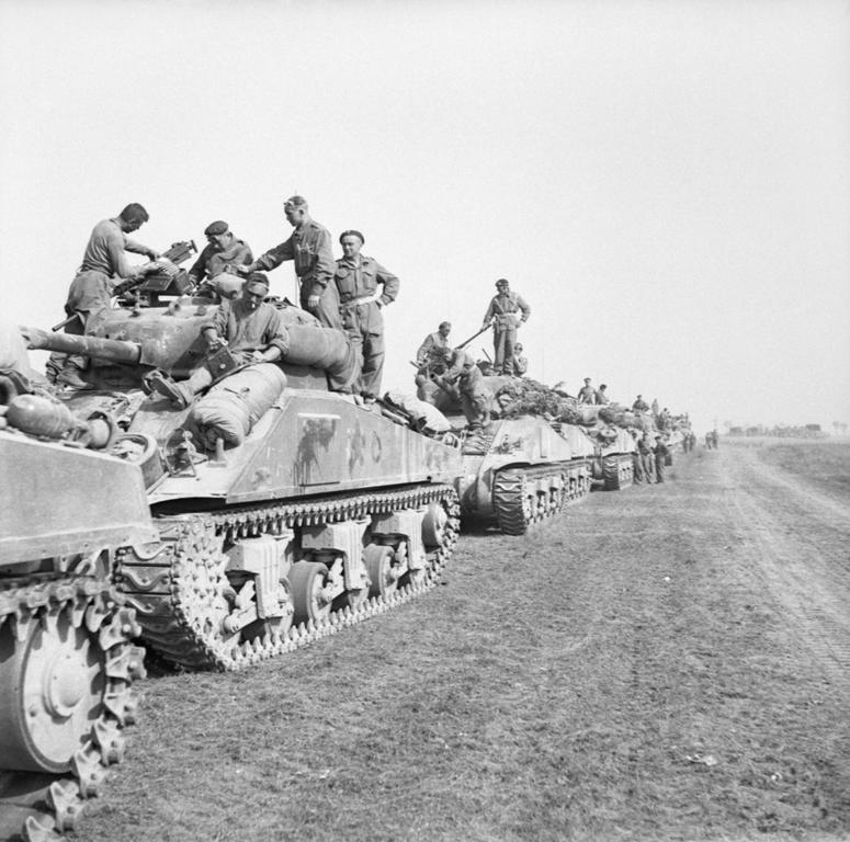 Czołgi Sherman z 1 Dywizji Pancernej gen. Maczka podczas operacji Totalize 8 sierpnia 1944 roku. Źródło: Wikimedia/IWM, domena publiczna.