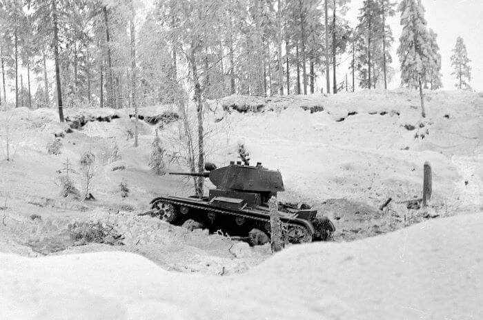 Sowiecki czołg T-26 po wschodniej stronie rzeki Kollaa 17 grudnia 1939 roku. Wikimedia, SA-kuva, domena publiczna.
