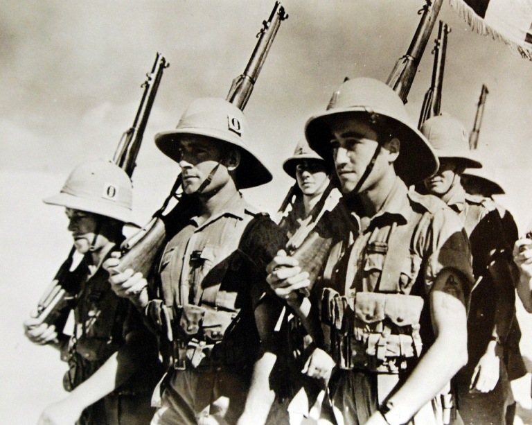 Żołnierze Wolnej Francji podczas kampanii Afryce w 1942 roku. Ci są już przezbrojeni i korzystają z brytyjskich karabinów Lee-Enfield. Wikimedia/US Navy, domena publiczna.
