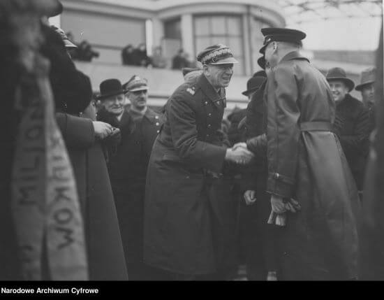Przywitanie gen. Zagórskiego w czasie wizyty polskich lotników w Hiszpanii w 1925 roku. Źródło zdjęcia: Narodowe Archiwum Cyfrowe. 