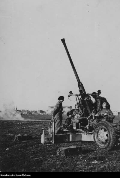 Stanowisko ogniowe działa przeciwlotniczego boforsa kaliber 40 mm na polu mokotowskim w 1939 roku. Źródło zdjęcia: Narodowe Archiwum Cyfrowe. 