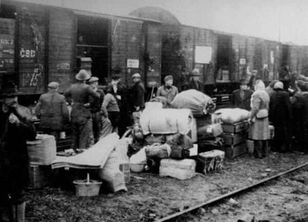 Polskie rodziny deportowane na Syberię w 1941 roku. Źródło zdjęcia: Wikimedia Commons.
