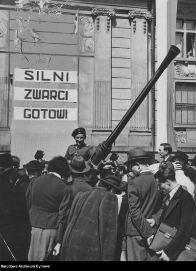 Pokaz dla cywilów działka przeciwlotniczego Boforsa zorganizowany w Krakowie w 1939 roku. Źródło zdjęcia: Narodowe Archiwum Cyfrowe.
