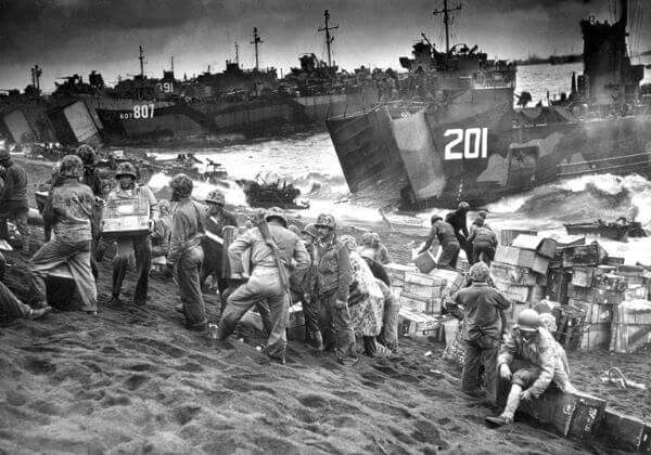 Amerykanie wyładowują zaopatrzenie, jakie przybyło na Iwo Jimę 22 lutego 1945 roku. Wikimedia/USCG, Paul Queenan, domena publiczna.